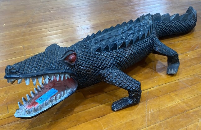 FOLK ART CARVED WOOD ALLIGATOR (1 of 4)