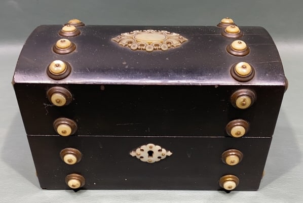ANTIQUE DECORATED BOX W/FITTED INTERIOR (1 of 5)