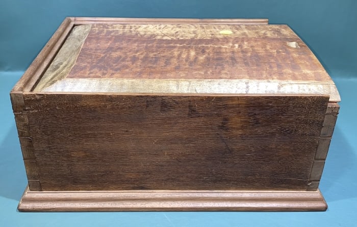 ANTIQUE MAPLE DOVETAILED BIBLE BOX & BIBLE (1 of 7)