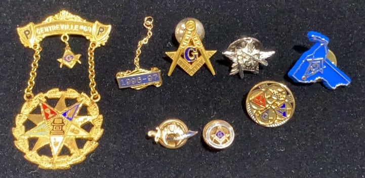 MASONIC PIN LOT W/ 2 SMALL 14KT PINS (1 of 5)