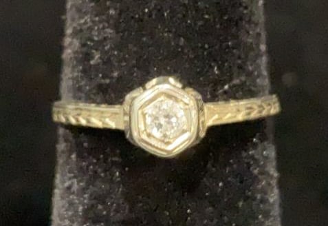 18 KT GOLD RING W/ DIAMOND (1 of 3)