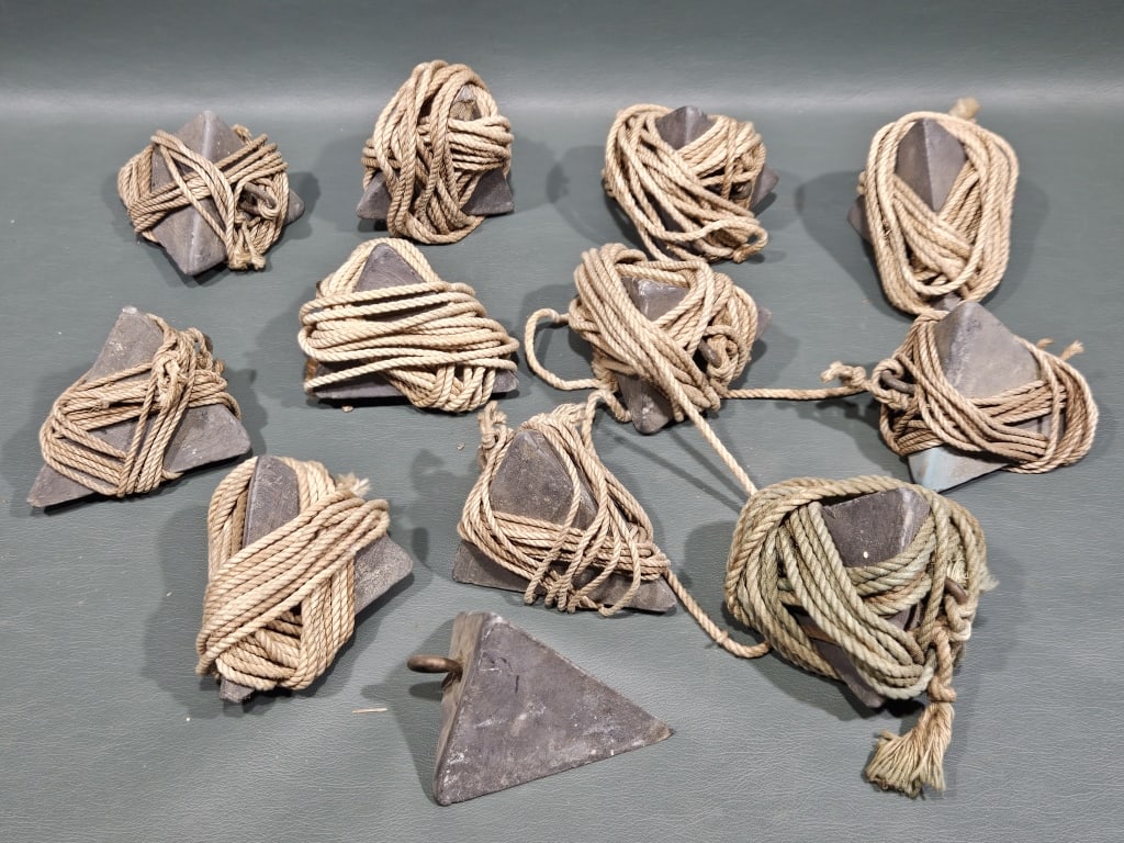 LOT OF VARIOUS VINTAGE DECOY WEIGHTS (1 of 3)