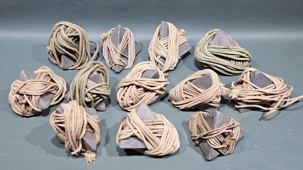 LOT OF VARIOUS VINTAGE DECOY WEIGHTS (1 of 3)