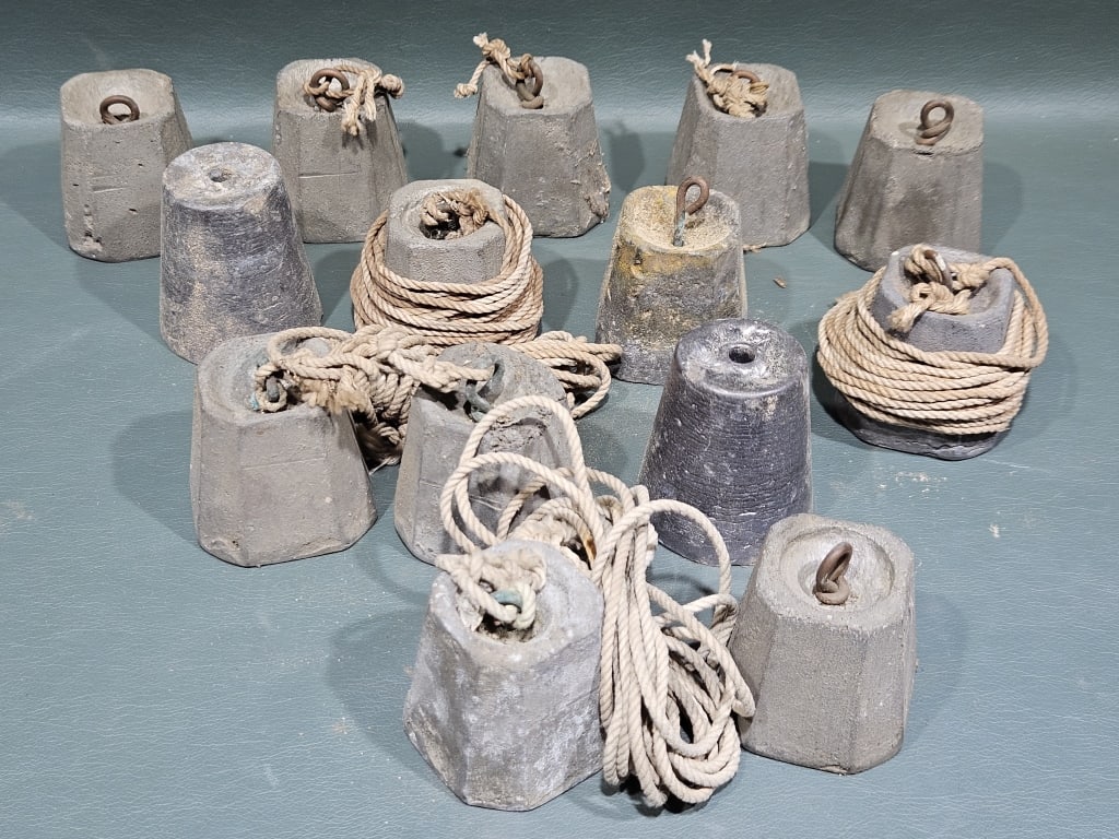 LOT OF VARIOUS VINTAGE DECOY WEIGHTS (1 of 3)