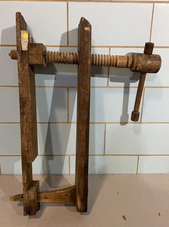 DECOY WORK BENCH CARVING VISE (1 of 3)