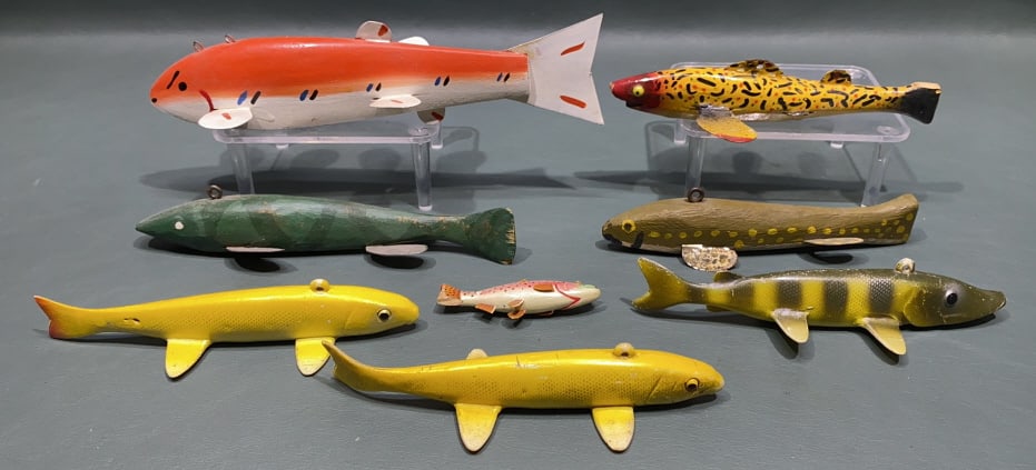 LARGE LOT OF VARIOUS VINTAGE FISH DECOYS (1 of 8)