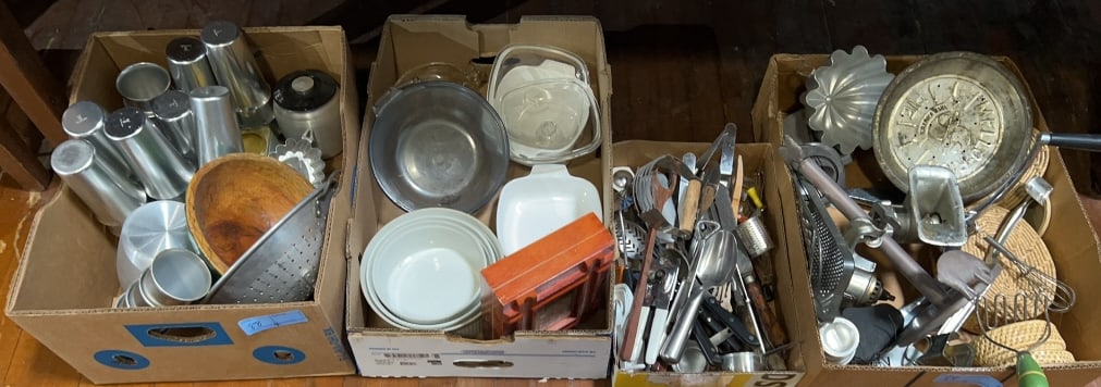 LARGE LOT OF VINTAGE KITCHEN ITEMS, CORNING WARE (1 of 7)
