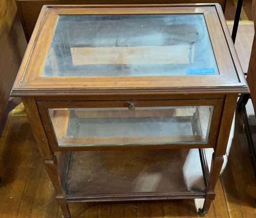 SHOWCASE / DISPLAY CASE ON WHEELS (1 of 5)