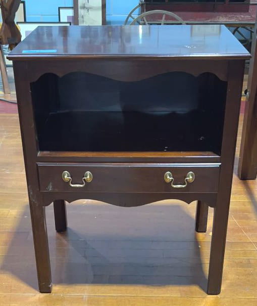 HENKEL HARRIS SOLID MAHOGANY BEDSIDE TABLE (1 of 6)