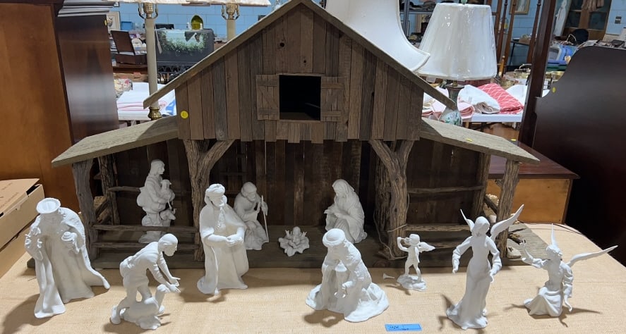 LARGE BOEHM NATIVITY SET (1 of 10)