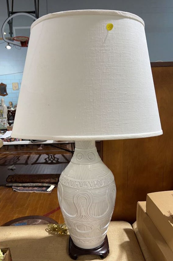 LARGE WHITE POTTERY TABLE LAMP (1 of 3)