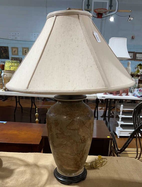 LARGE PORCELAIN TABLE LAMP (1 of 3)
