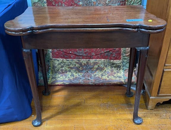 ANTIQUE MAHOGANY QUEEN ANNE GAME TABLE (1 of 10)