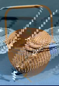 NANTUCKET STYLE BASKET W/SEAHORSE