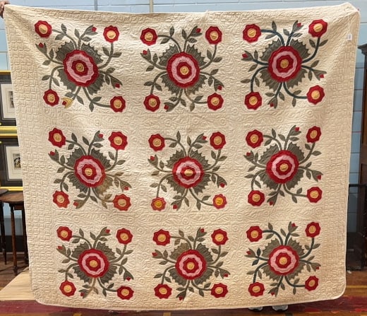 ANTIQUE HAND STICHED "ROSE OF SHARON" QUILT (1 of 10)