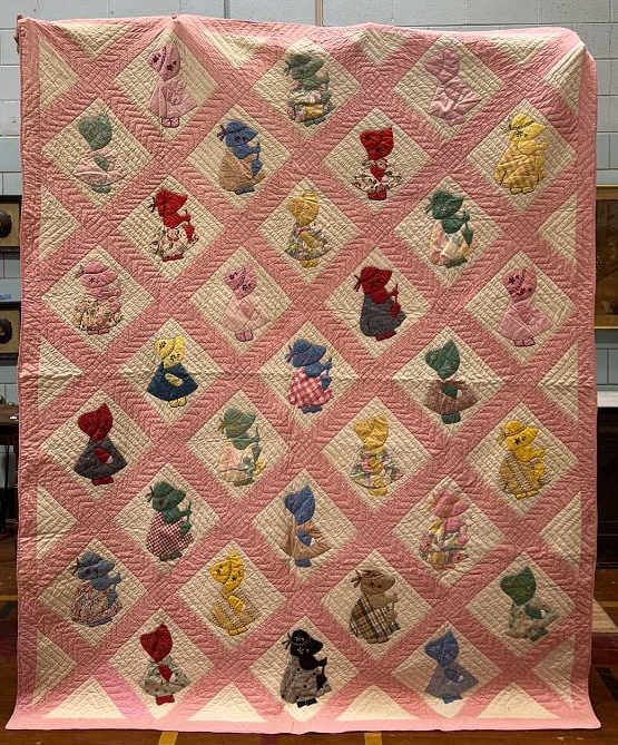 ANTIQUE HAND STICHED "SUNBONNET SUE" QUILT (1 of 7)