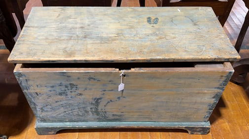 ANTIQUE PAINTED DOVETAILED COUNTRY BLANKET CHEST