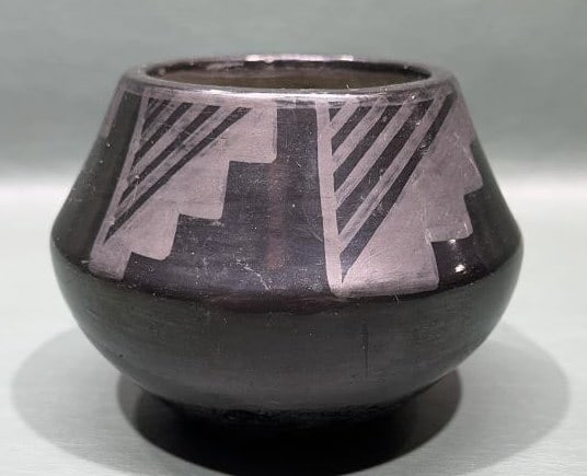 SON IIDEFONSO JAR SIGNED ANNA MARTINEZ: 3 3/8" TALL