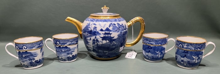 ANT CHINESE EXPORT TEAPOT W/GILT DECORATION