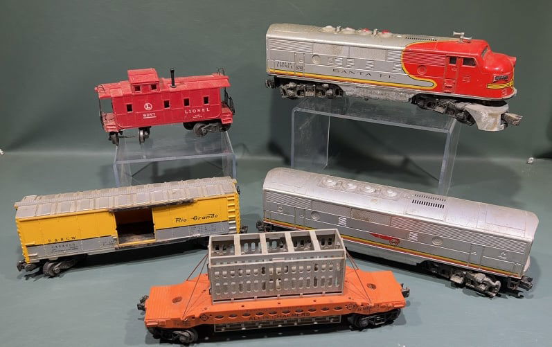 SANTA FE LIONEL TRAIN SET: ~