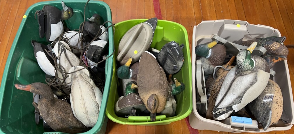 3 TUBS OF VARIOUS WORKING PLASTIC DUCK DECOYS: ~