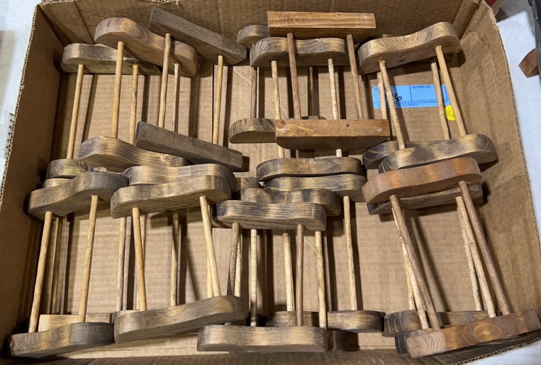 LOT OF SINGLE DECOY STANDS: 6" X 4"