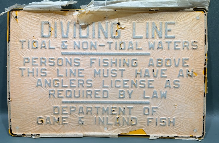 "DIVIDING LINE" METAL SIGN (NEW OLD STOCK): 16" X 10 1/2" TALL