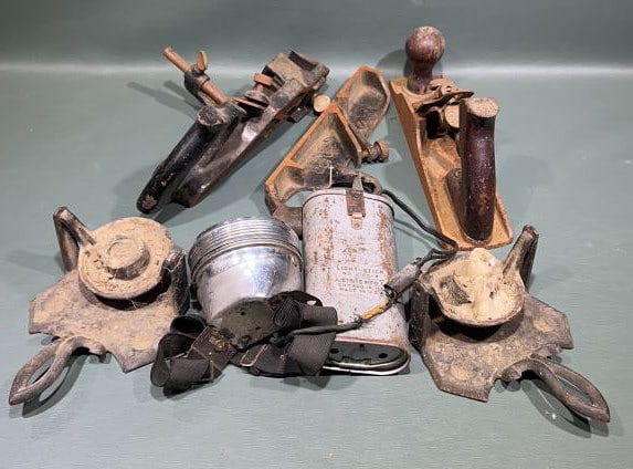 COLLECTION OF VARIOUS HANDTOOLS & BB GUN: 11" longest tool 38" long bb gun