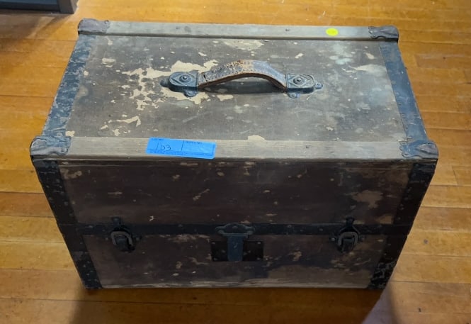 CHILD'S FLAT TOP ANTIQUE TRUNK (1 of 5)