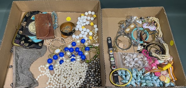 LARGE LOT OF VARIOUS COSTUME JEWELRY
