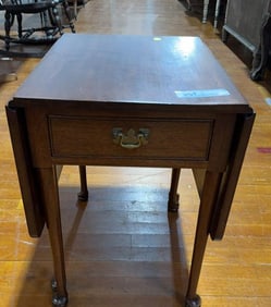 BIGGS SOLID MAHOGANY QUEEN ANNE COFFEE TABLE