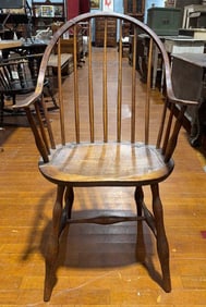 ANTIQUE CONTINOUS ARM BOW BACK WINDSOR