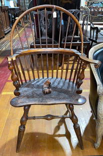 WALLACE NUTTING WINDSOR ARM CHAIR: DAMAGE TO ARM41" X 26" X 21"