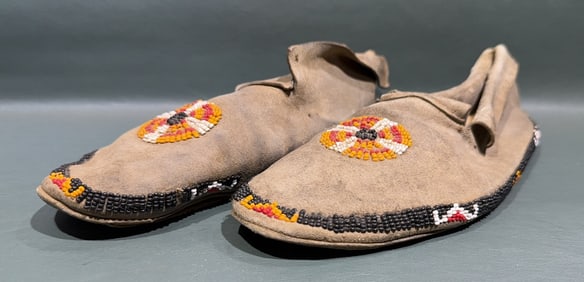 NATIVE AMERICAN MOCCASINS