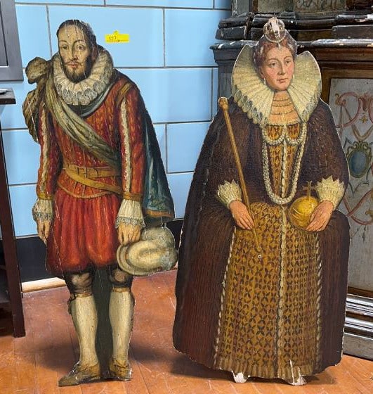 ANTIQUE FIRESIDE DUMMY BOARDS PORTRAYING QUEEN ELI: & SIR WALTER RALEIGH 38"
