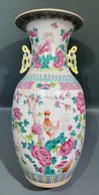 CHINESE FAMILLE ROSE HAND PAINTED VASE