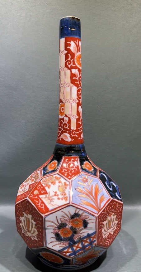 JAPANESE IMARI BOTTLE FORM VASE W/ FACETED BODY (1 of 6)