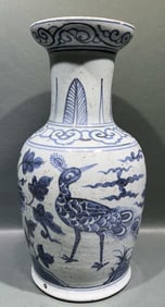 ANTIQUE CHINESE BLUE & WHITE VASE
