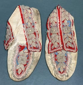 PR. ANTIQUE NATIVE AMERICAN MOCCASINS
