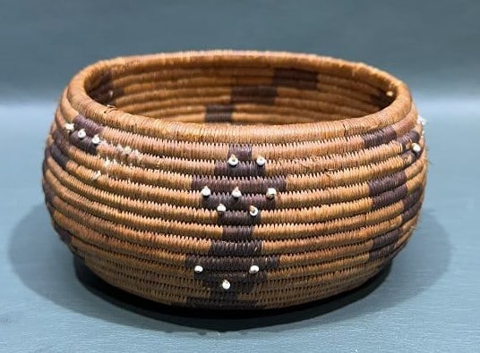 WOVEN ANTIQUE NATIVE AMERICAN "POMO" BASKET (1 of 5)