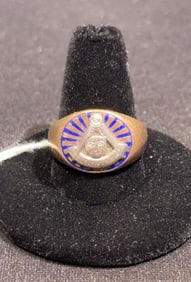 UNMARKED GOLD MASONIC RING