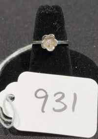 10 KT GOLD FLOWER RING