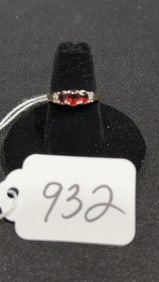 10 KT GOLD RING W/ RUBIES