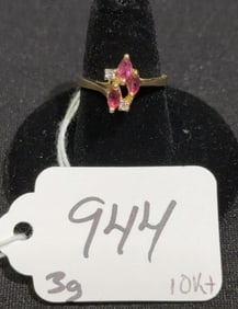10 KT GOLD LADIES RING