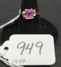 10 KT GOLD RING W/ AN AMETHYST