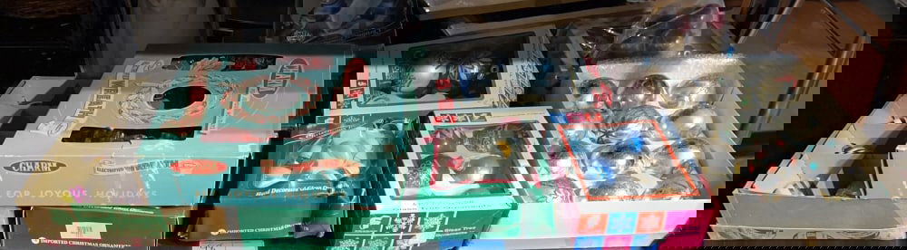 VINTAGE CHRISTMAS BALLS (1 of 7)