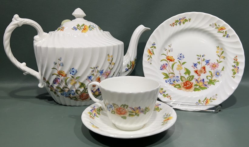 SET OF AYNSLEY "COTTAGE GARDEN" DISHES: 7" X 11"
