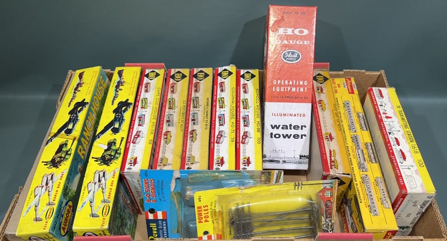 BOX OF MODEL TRAIN ACCESSORIES (1 of 3)