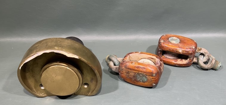 BRASS FUEL CAP & SMALL WOODEN BLOCKS (1 of 3)