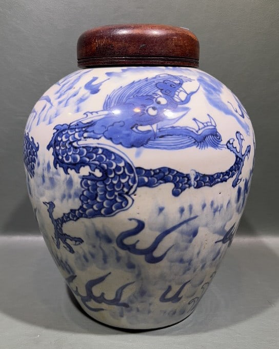 BLUE & WHITE GINGER JAR W/ DRAGONS: 11"